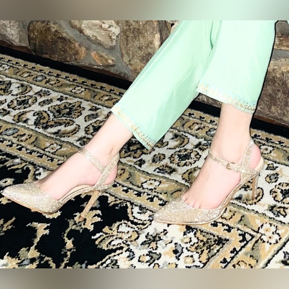 Marc fisher Pointy toe stiletto heal. Size 6 - Picture 4 of 7